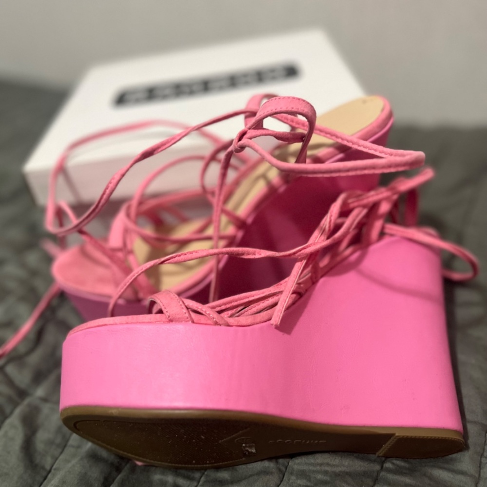 Wedge Heels - Picture 2 of 3